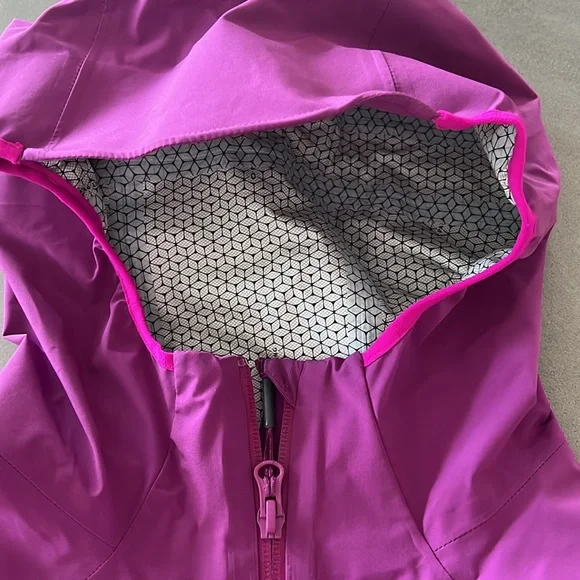 White new women’s Columbia titanium jacket in size medium - Picture 3 of 10